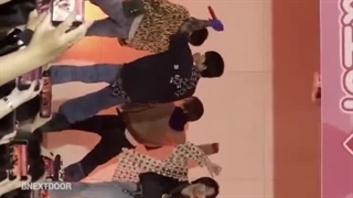 *بوی نکست دور در حال اجرای آهنگ جدیدشون توی ی مدرسه