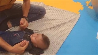 آموزش تمرینات کاردرمانی به خانواده کودک دچار تشنج و تاخیر حرکتی