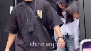 منتشر شده از جیسو درحال ترک کردن پاپ آپ استور Verdy در سئول