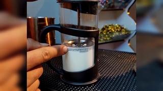 طرز تهیه فوم شیر با فرنچ پرس