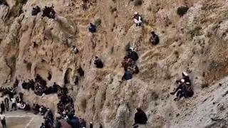 عجیب‌ترین زمین والیبال جهان در افغانستان _ جایگاه خطرناک تماشاگران را ببینید