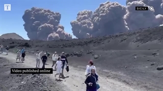 لحظه فوران غیرمنتظره و ناگهانی کوه اتنا و غافلگیری گردشگران