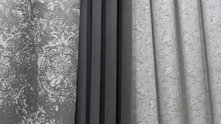 پرده پذیرایی با تم رنگی طوسی مناسب برای دکوراسیون با تم رنگی خنثی 